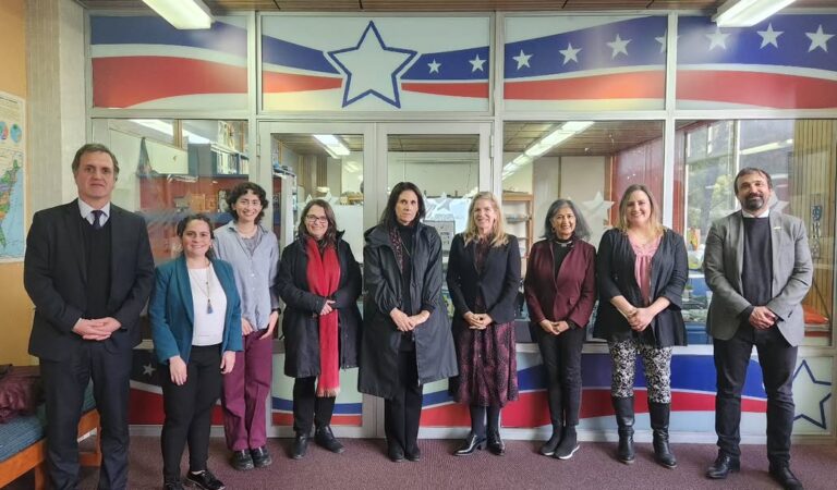 Fulbright Chile visita American Corner en la UACh y comparte experiencia educativa con estudiantes